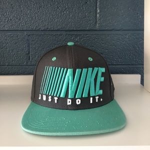 Nike SB vintage-style SnapBack hat